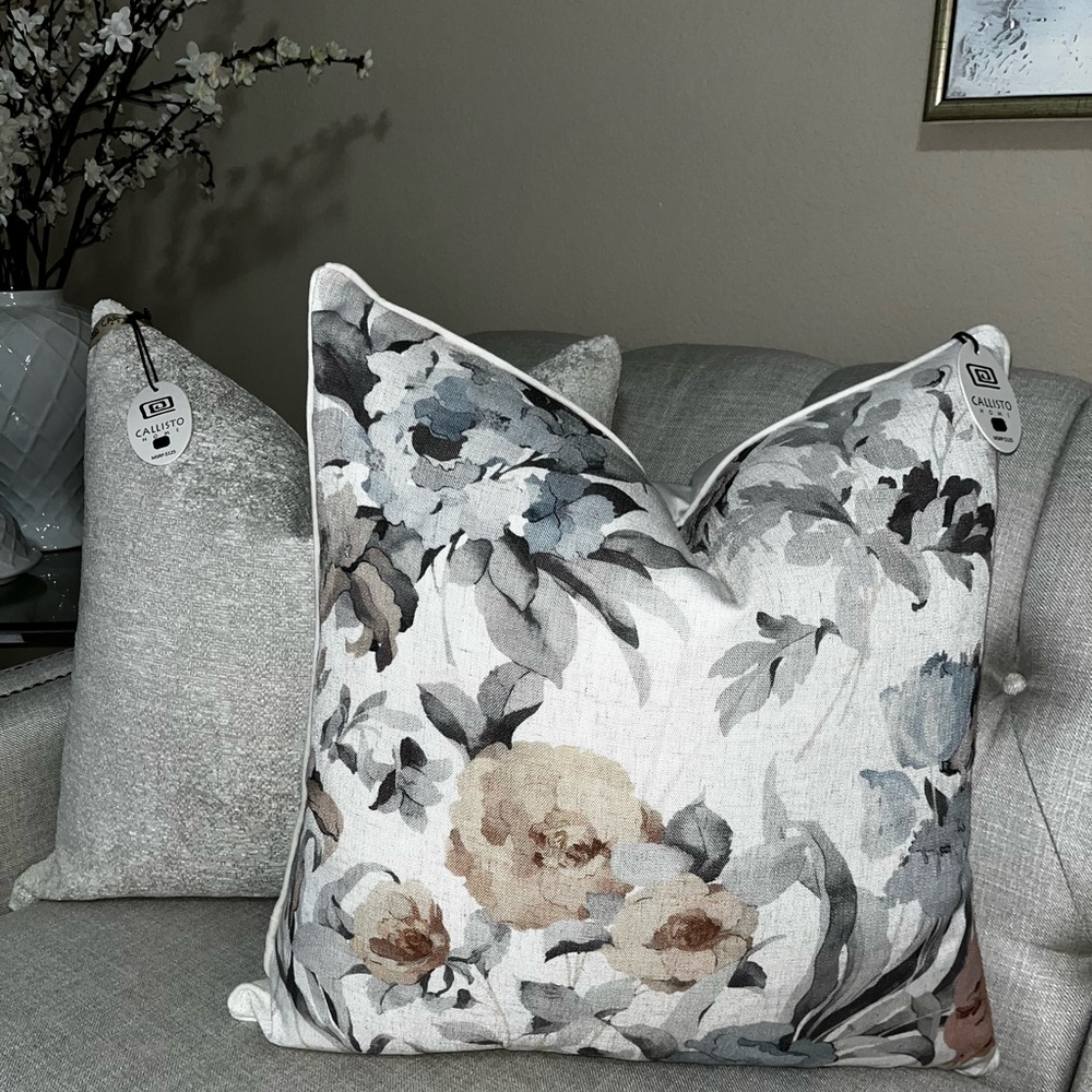 1-NWT CALLISTO HOME FLORAL
DESIGN DECORATIVE PILLOW - Picture 7 of 16